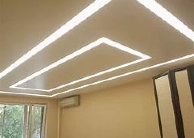 Натяжные потолки со световыми линиями